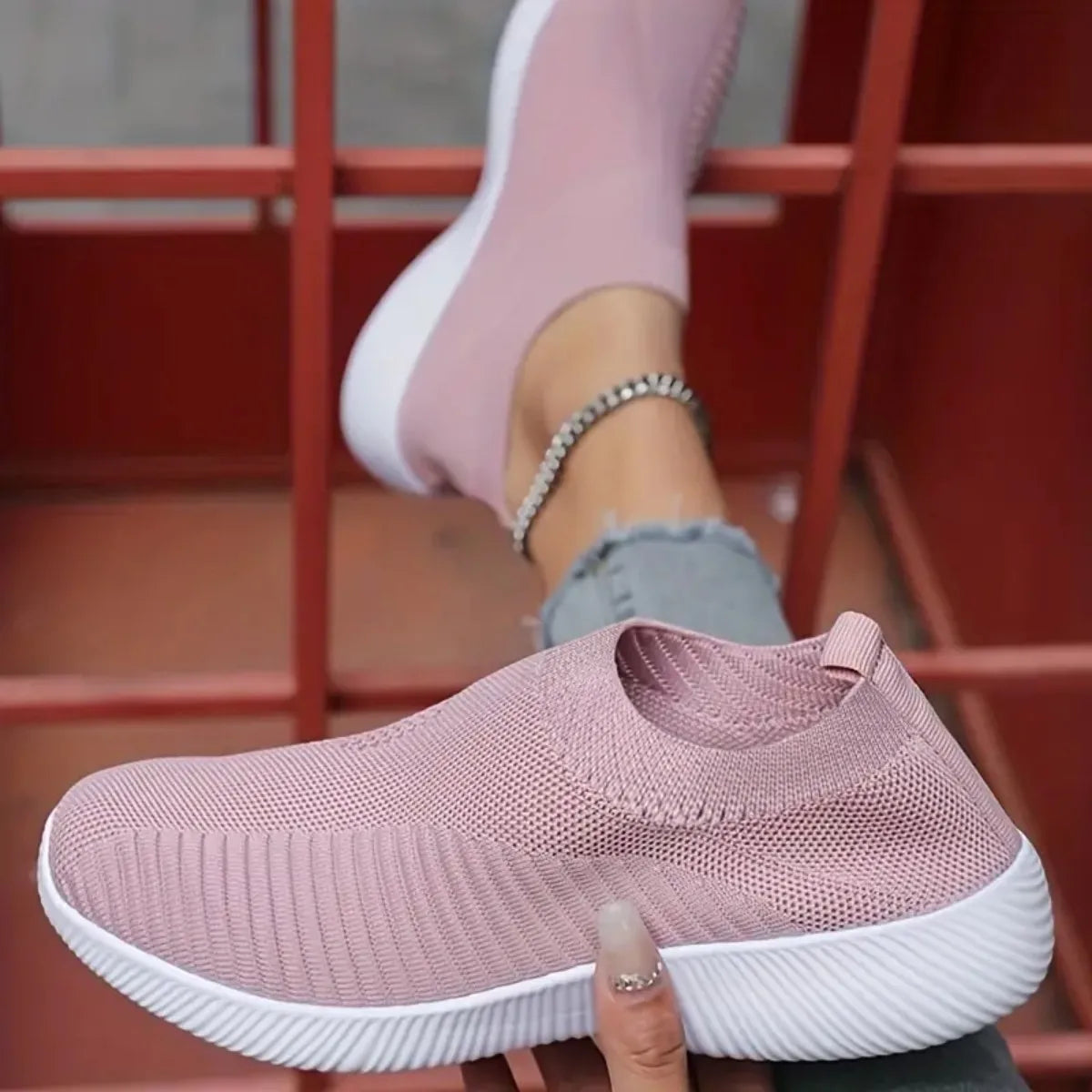 Step into Comfort: Lightweight Slip-On Women’s Sneakers for Effortless Style and Outdoor Adventures